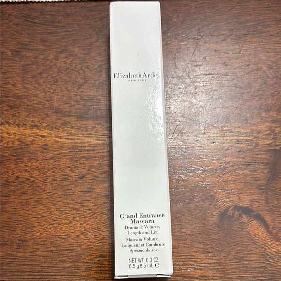 NIB Elizabeth Arden Grand Entrance Mascara Black - Picture 2 of 4